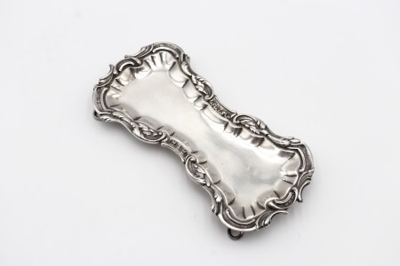 Bandeja para tesoura de morrões em prata com friso e elementos vegetalistas 